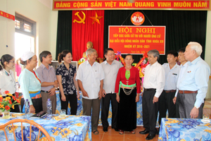 Các ứng viên trao đổi, trò chuyện với cử tri huyện Lạc Sơn.